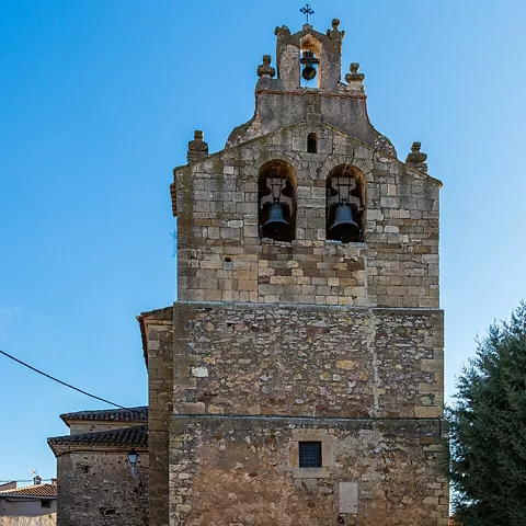 Iglesia con espadaña y campanas