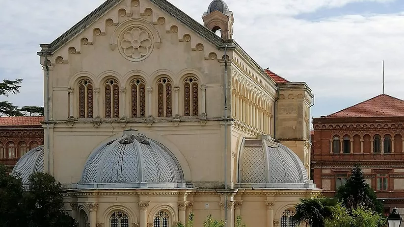 Fachada histórica con cúpulas y arquitectura monumental.