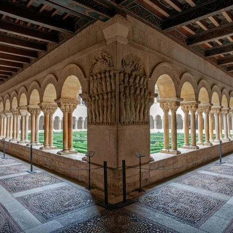 Galería porticada con capiteles tallados.