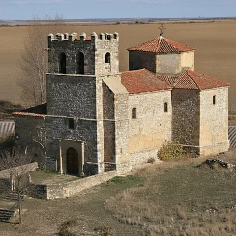 Vista aérea de la iglesia entre campos.