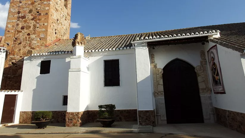 Iglesia con torre de piedra.