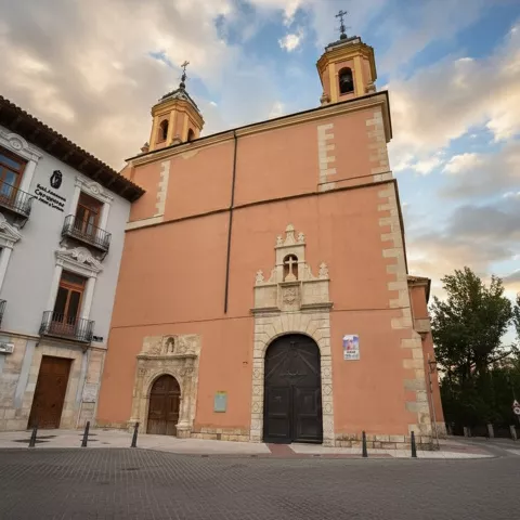 Fachada de iglesia con doble torre y portada de piedra