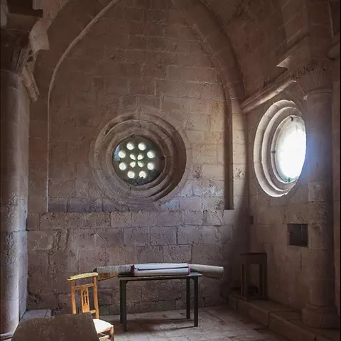 Interior de capilla lateral con ventana circular