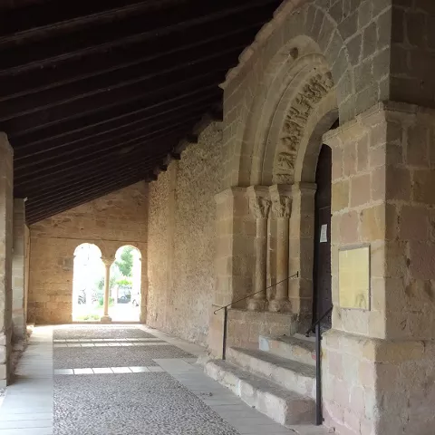 Galería porticada con arcos de medio punto.