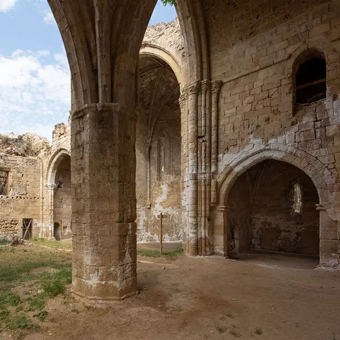 Nave y arcos de monasterio en ruinas