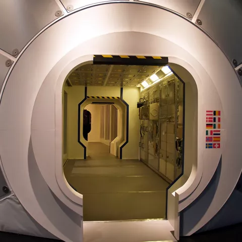 Interior de módulo espacial recreado para visitantes