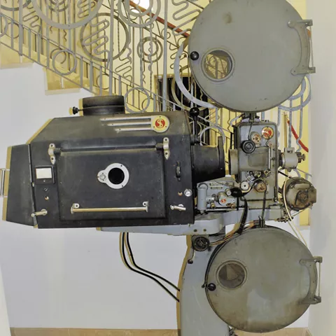 Proyector cinematográfico antiguo expuesto en interior