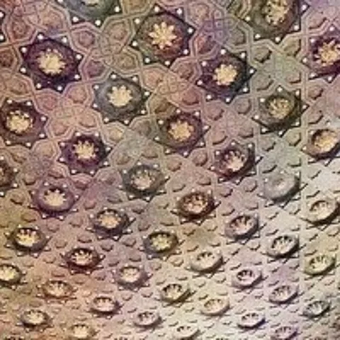 Techo decorado con motivos geométricos y florales.