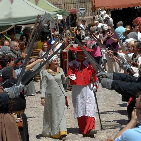 Recreación medieval con espadas cruzadas en la plaza