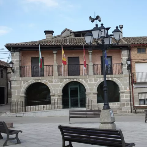 Ayuntamiento porticado en plaza tranquila