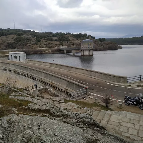 Presa y embalse entre montañas