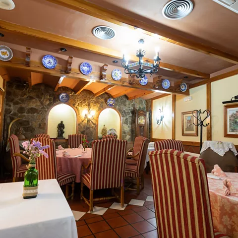 Comedor elegante con sillas tapizadas y decoración tradicional