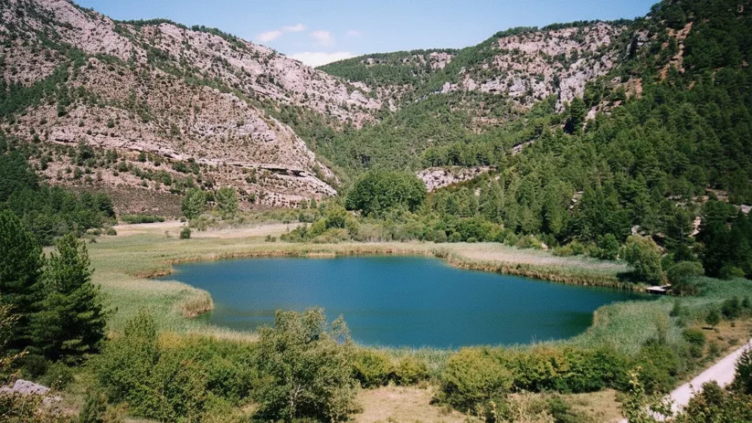 Laguna azul en valle montañoso.