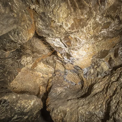 Formaciones cristalinas brillantes en techo rocoso