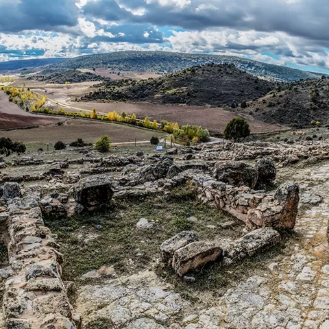 Ruinas de viviendas de piedra en colina