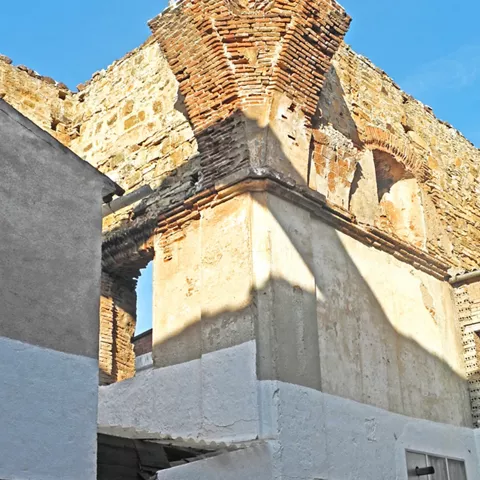 Ruinas de edificio histórico con muros de piedra y ladrillo