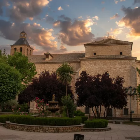 Iglesia parroquial en Los Pozuelos de Calatrava (Ciudad Real), templo histórico de piedra en la plaza principal.