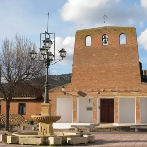 Iglesia parroquial de Luciana (Ciudad Real), templo de fachada de ladrillo en la plaza del municipio.