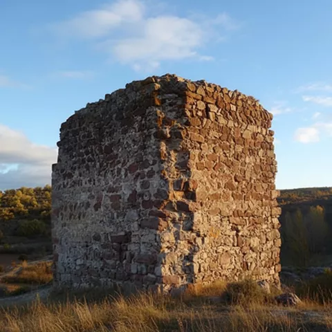 Torre defensiva de piedra en entorno natural