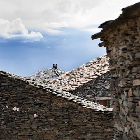 Conjunto de tejados de pizarra.