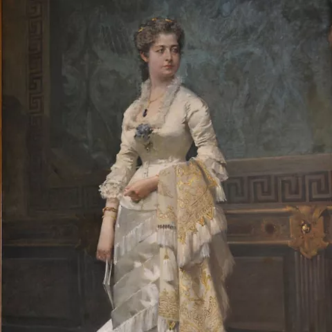 Edificio cultural con fachada de ladrillo y carteles