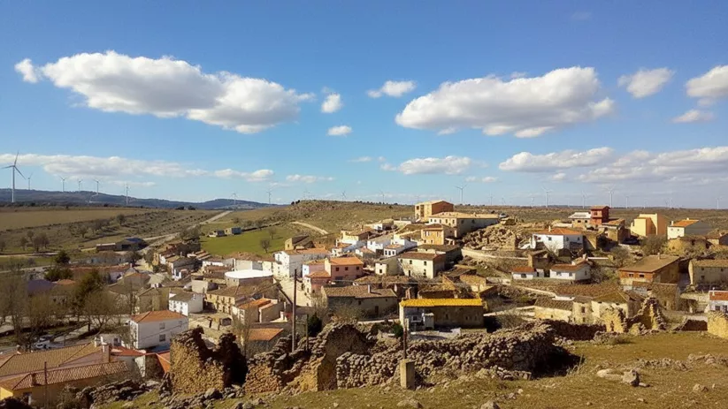 Panorámica de Masegoso con viviendas de piedra y paisaje rural de la sierra al fondo.