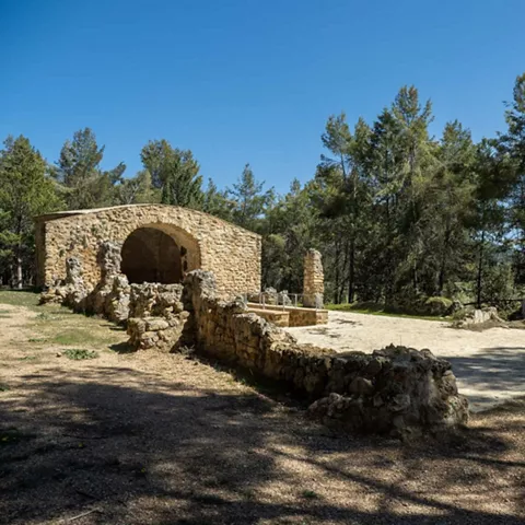 Ruinas de construcción de piedra en un entorno natural.