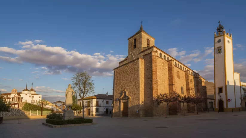 Iglesia parroquial de Santiago el Mayor en Membrilla (Ciudad Real), templo histórico en la plaza principal.