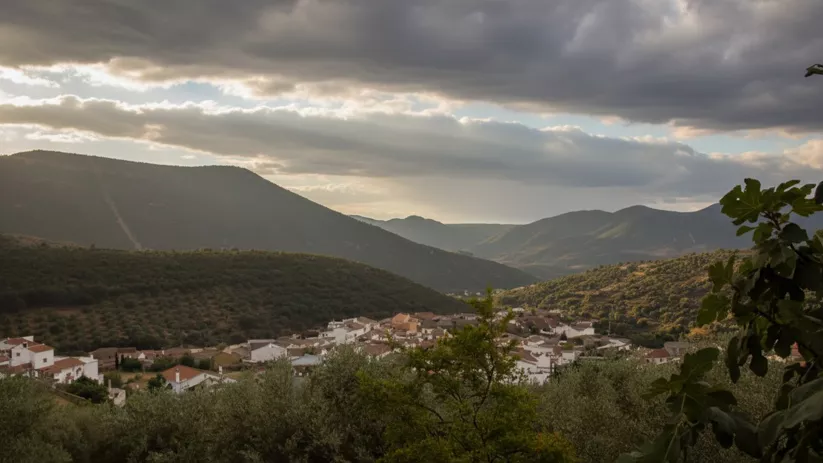 Panorámica de Mestanza (Ciudad Real) rodeado de sierras y olivares en el Valle de Alcudia.