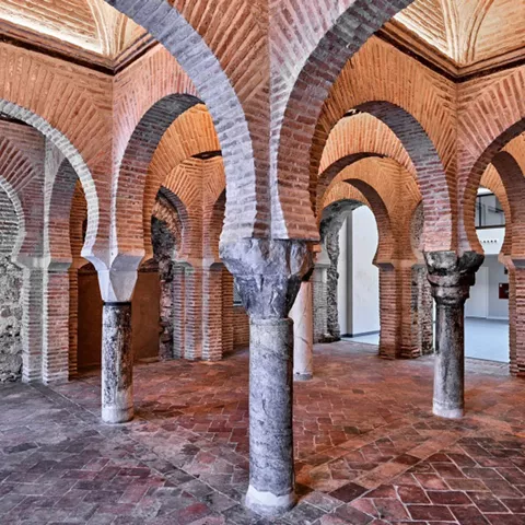 Estructura abovedada con columnas centrales