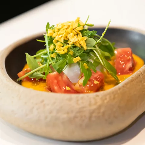 Ensalada con tomate y hojas verdes