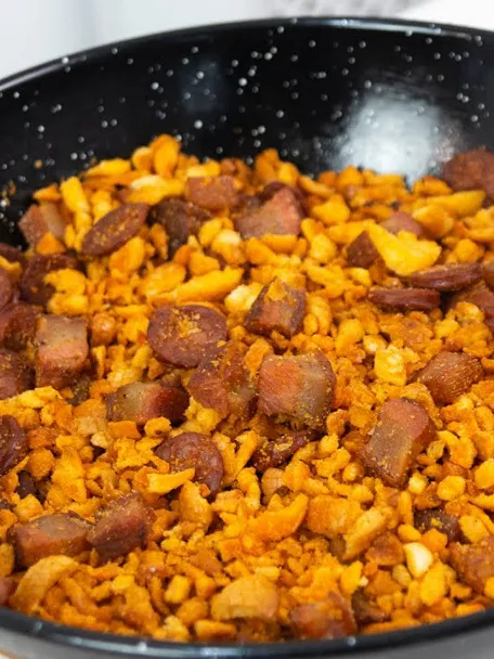 Migas con carne y embutido en sartén
