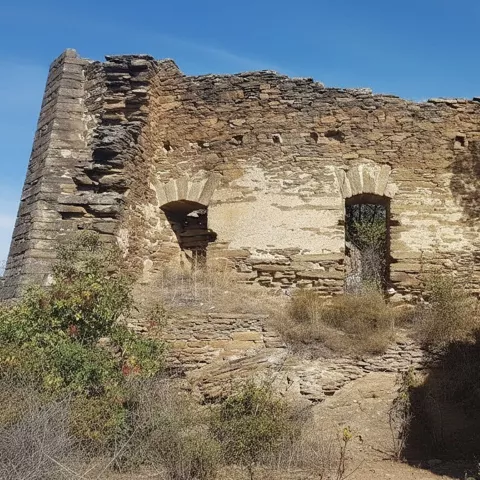 Muros de piedra en edificio abandonado.