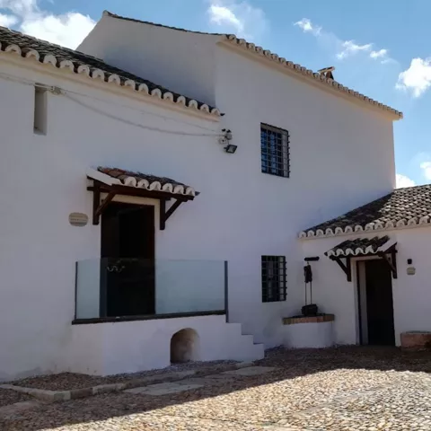 Patio empedrado con construcciones tradicionales encaladas