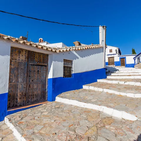 Calle empedrada con casas encaladas