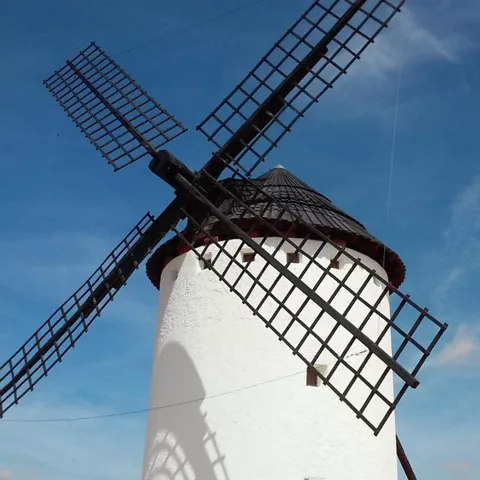 Molino de viento blanco con aspas negras