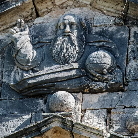 Relieve de figura barbada en fachada.