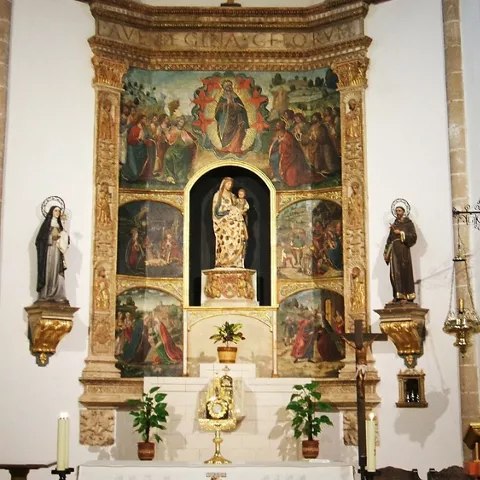 Retablo religioso con pinturas y esculturas.