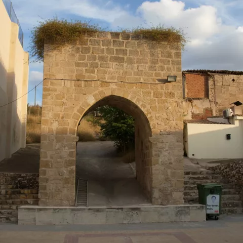 Arco de piedra integrado en una calle del casco histórico.