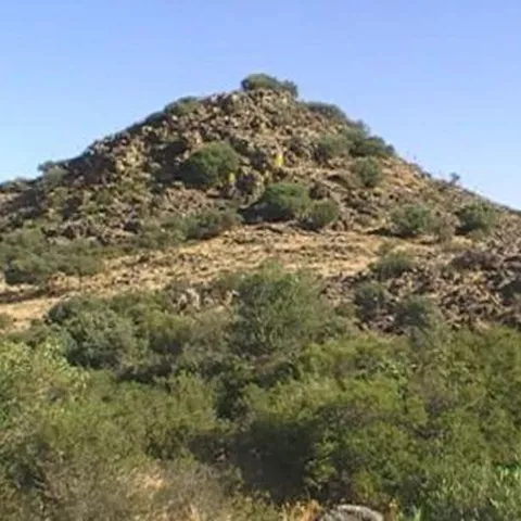Cerro rocoso cubierto de matorral mediterráneo