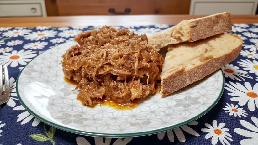 Morteruelo manchego con carne desmenuzada y pan rústico