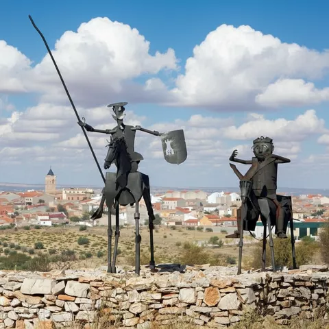 Escultura metálica de figuras sobre un mirador