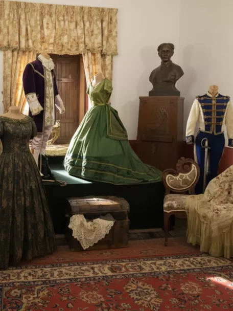 Colección de indumentaria histórica con bustos escultóricos