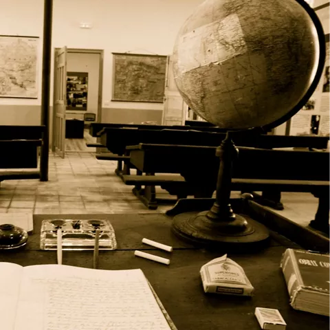 Escritorio escolar con globo terráqueo antiguo.