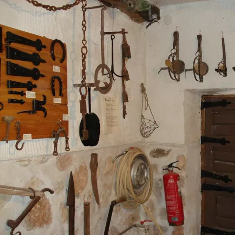 Exposición de herrajes y piezas de hierro.