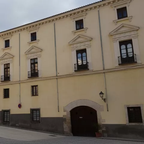 Conjunto arquitectónico junto a gran templo de piedra.