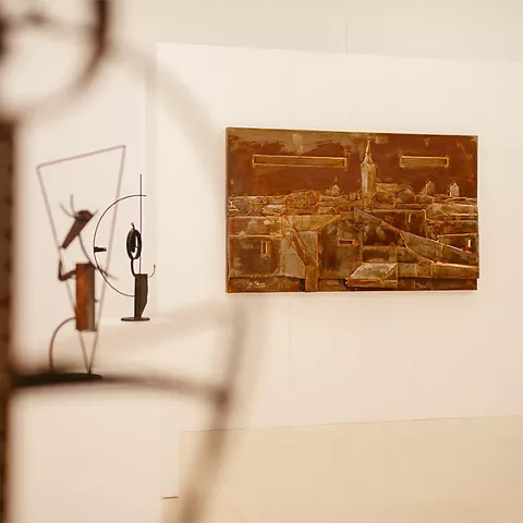 Sala de exposición con esculturas y obra mural