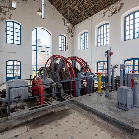 Sala industrial con maquinaria de gran tamaño