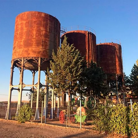 Depósitos de agua y maquinaria ferroviaria antigua.