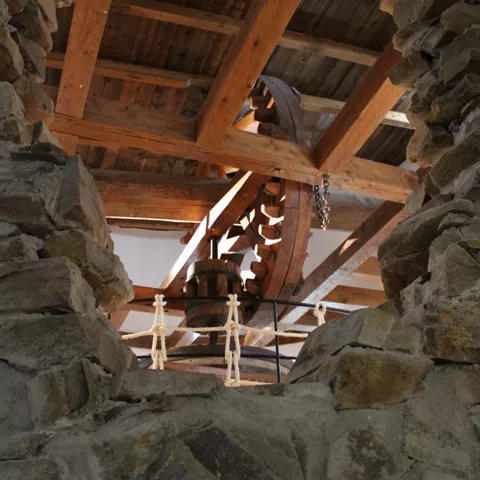 Estructura de molino tradicional vista desde el interior con vigas de madera